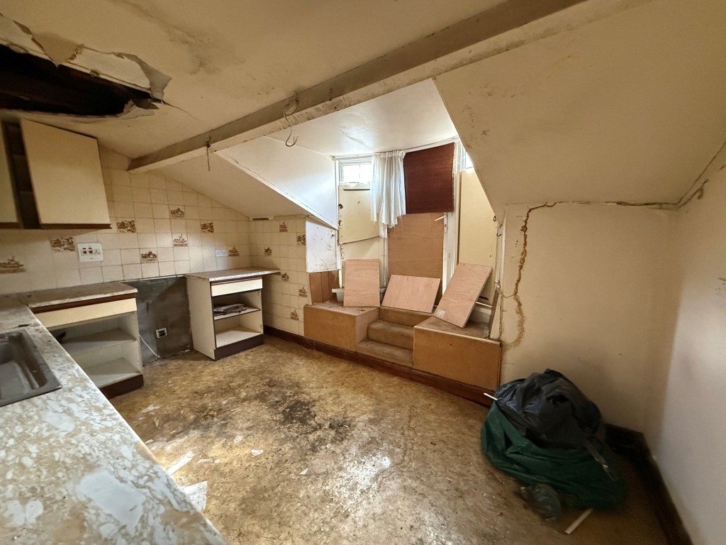 Lot: 15 - TOWN CENTRE PROPERTY WITH CONSENT FOR THREE DWELLINGS - Kitchen